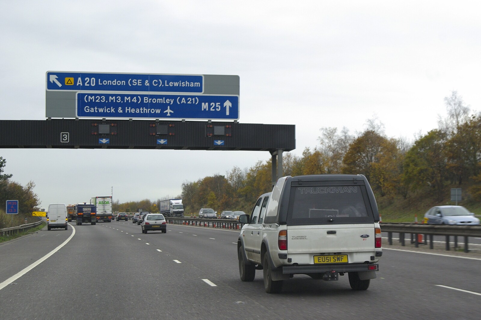 Jo's liking the middle lane of the M25 from The BBs On Tour, Gatwick Copthorne, West Sussex - 24th November 2007