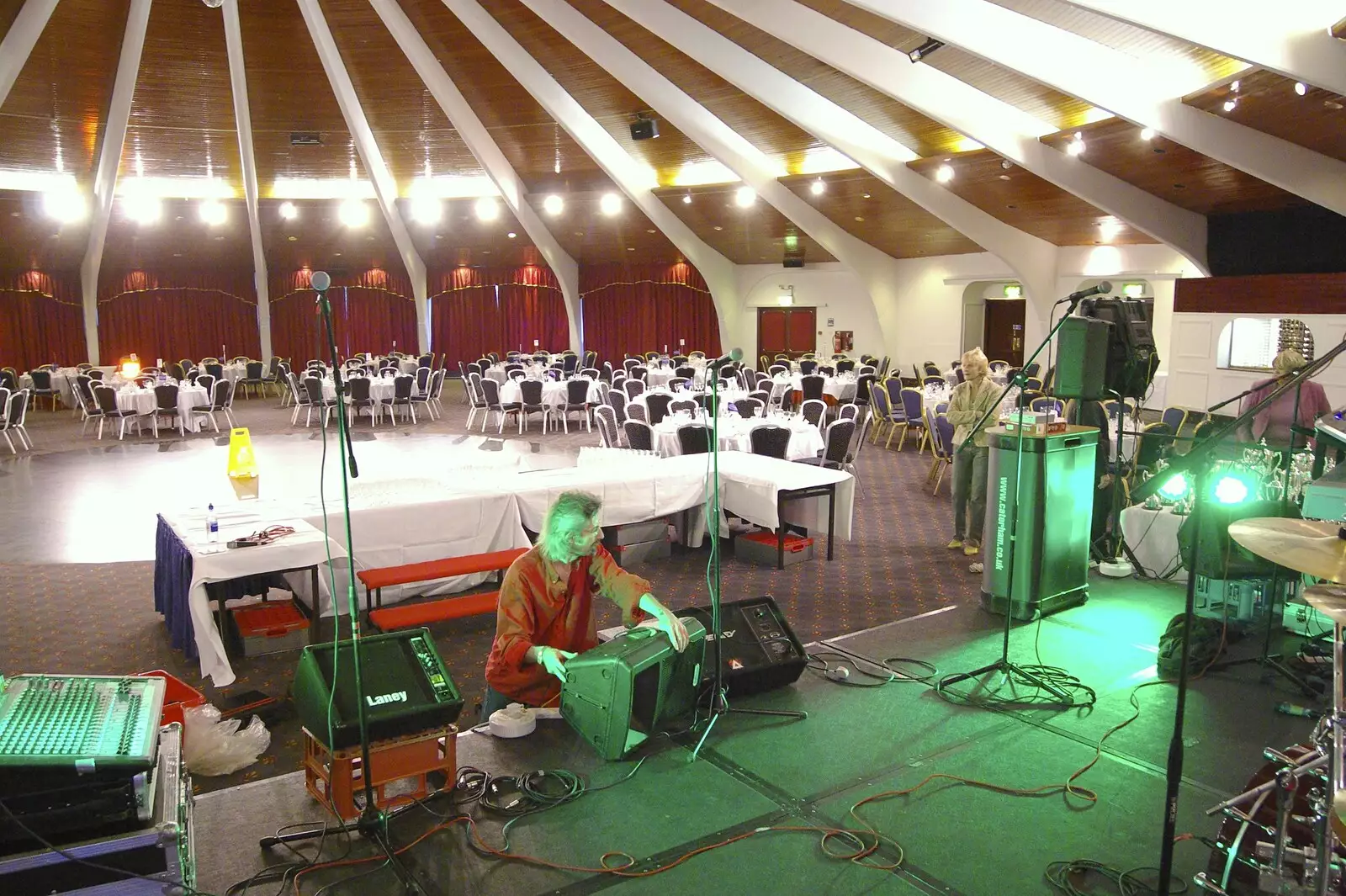 Rob sets up some monitors, from The BBs On Tour, Gatwick Copthorne, West Sussex - 24th November 2007