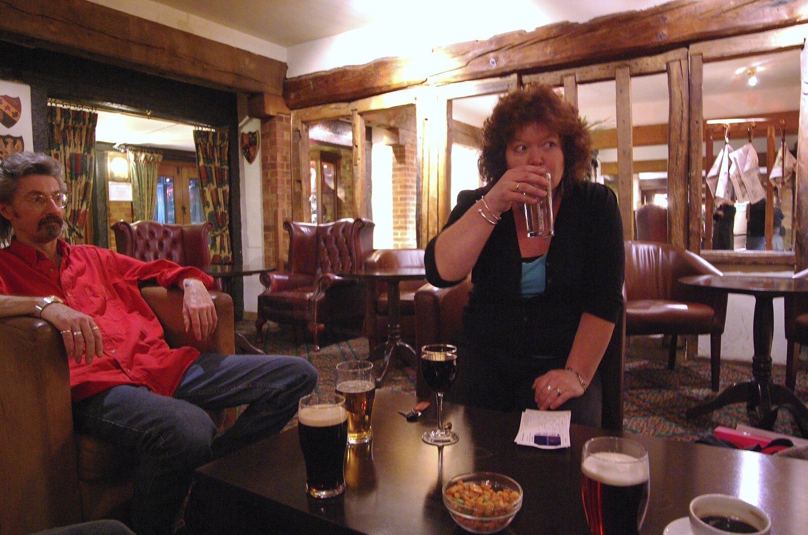 We hang out in the bar of the Gatwick Copthorne from The BBs On Tour, Gatwick Copthorne, West Sussex - 24th November 2007
