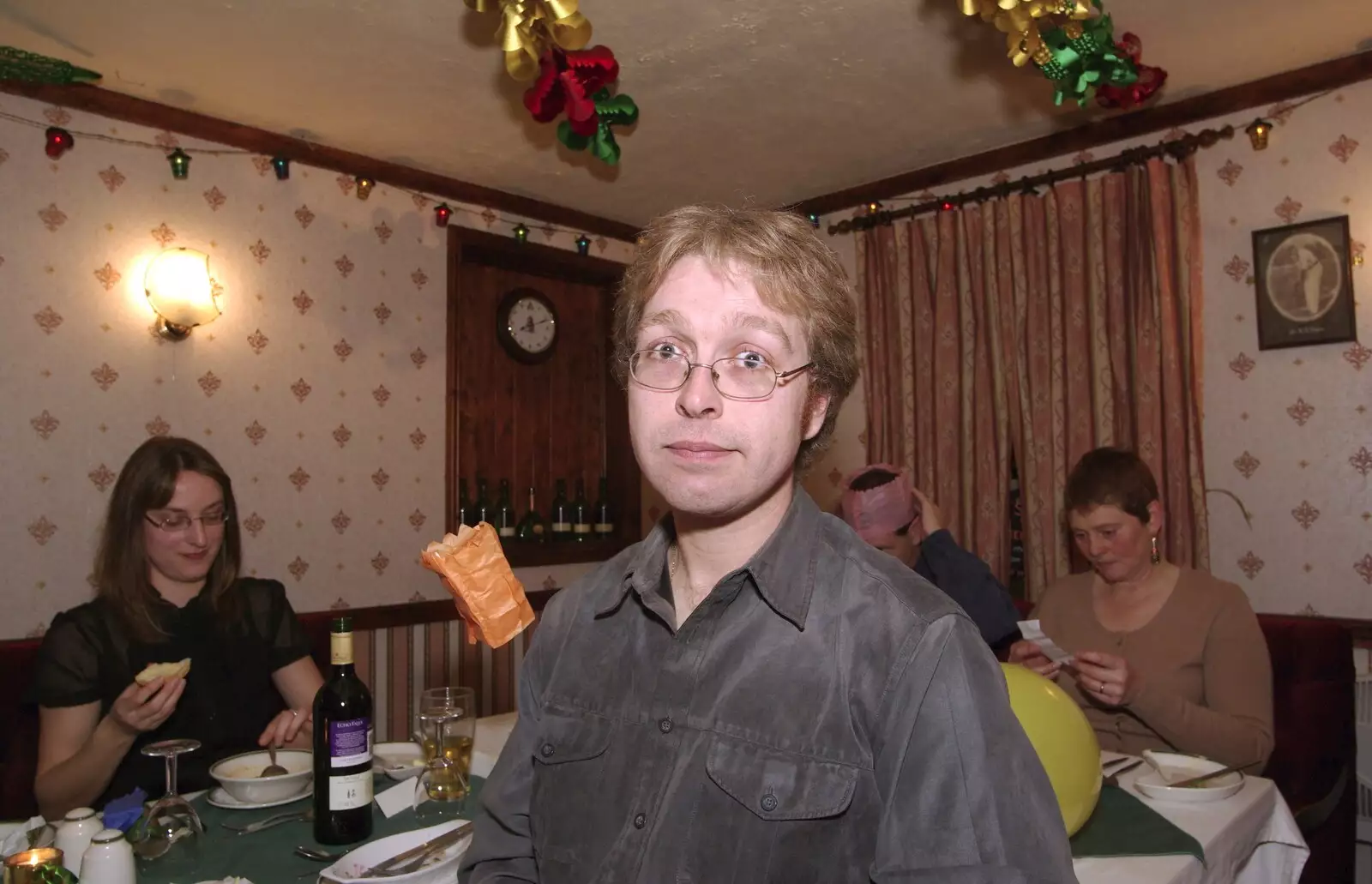 An attempt at hat-balancing ends in failure, from The BSCC Christmas Dinner, Swan Inn, Brome, Suffolk - 8th December 2007