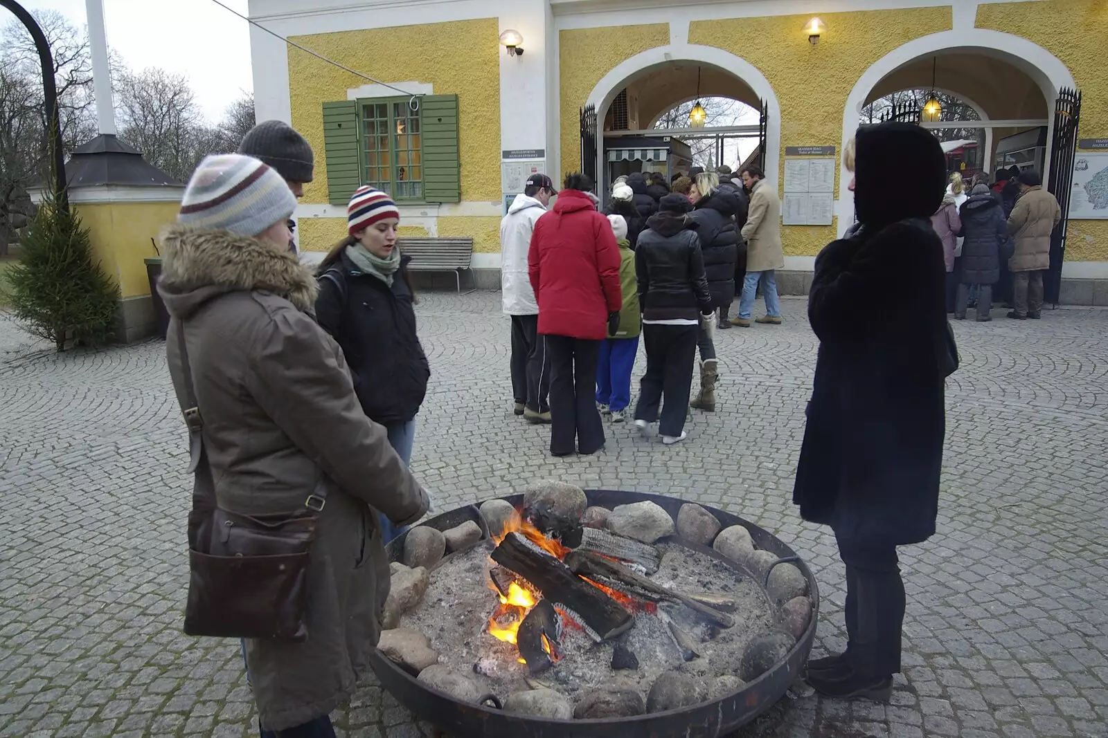 At the entrance to Skansen, we warm up for a bit, from A Few Hours in Skansen, Stockholm, Sweden - 17th December 2007