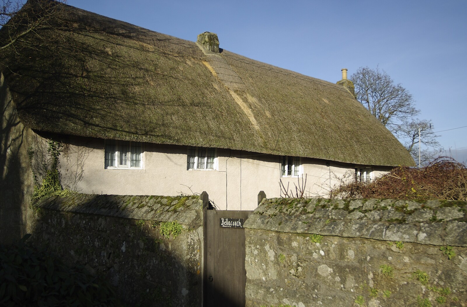 A thatched house from Matt's Allotment and Meldon Hill, Chagford, Devon - 26th December 2007