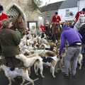 The hounds mill around, excitedly, A Boxing Day Hunt, Chagford, Devon - 26th December 2007