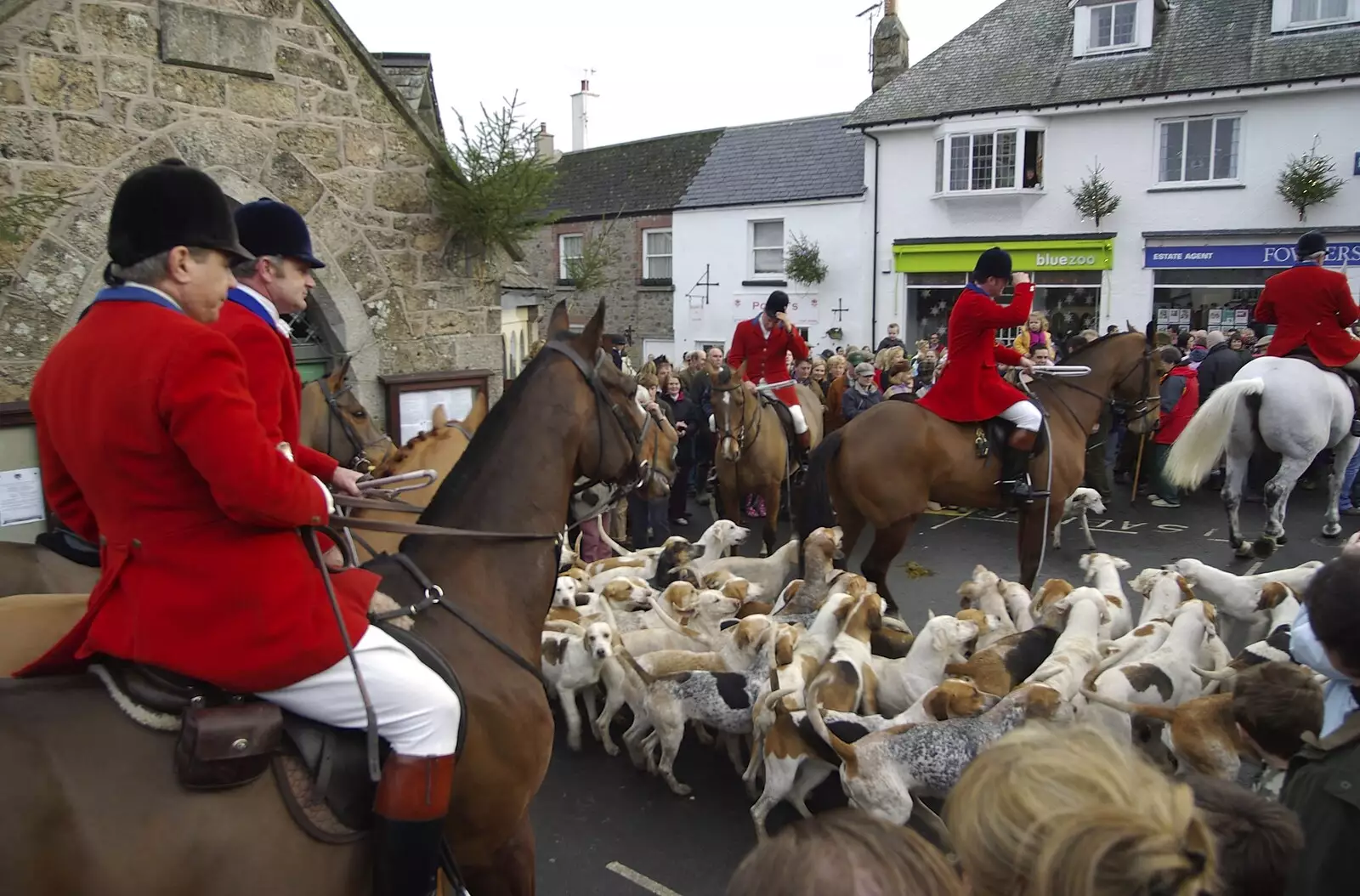 The hunt heads off, from A Boxing Day Hunt, Chagford, Devon - 26th December 2007