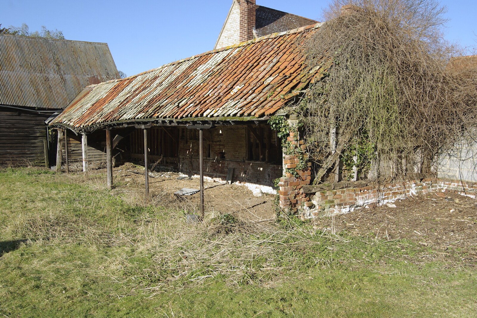 A derelict barn near Liviu's from Aldeburgh, Sprogs, and The BBs at Stoke by Nayland, Suffolk - 10th February 2008