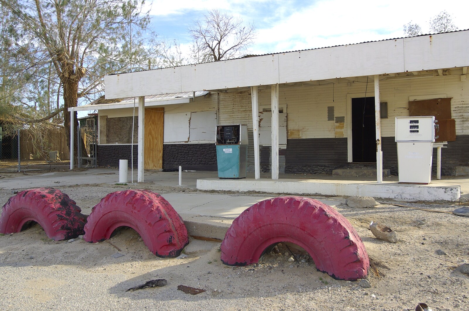 The End of the World: Julian to the Salton Sea and Back, California, US - 1st March 2008: A derelict petrol station near Ocotillo Wells
