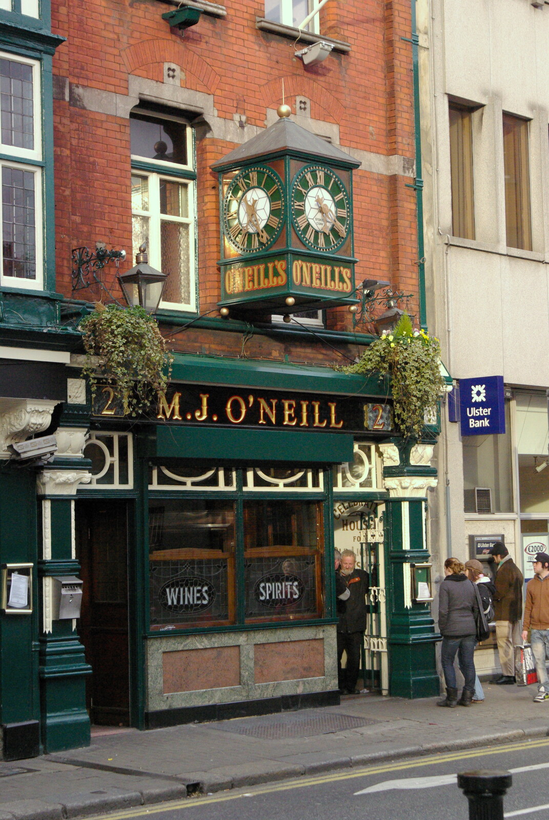 Easter in Dublin, Ireland - 21st March 2008: M J O'Neill's bar