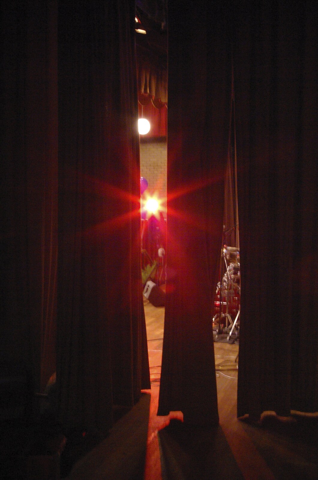 The BBs at the Carnegie Rooms, and a Mill Road Miscellany, Thetford and Cambridge - 22nd April 2008: A stage light through a curtain