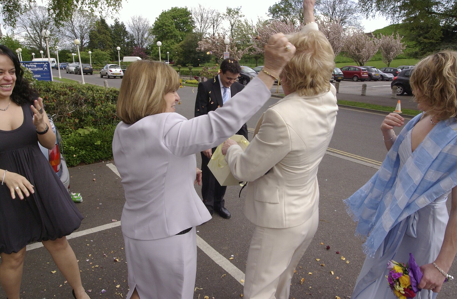Hani and Anne's Wedding, County Hall, Cambridge - 2nd May 2008: More confetti