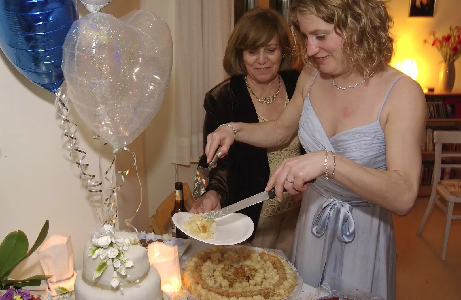 Cake is dished up, from Hani and Anne's Wedding, County Hall, Cambridge - 2nd May 2008