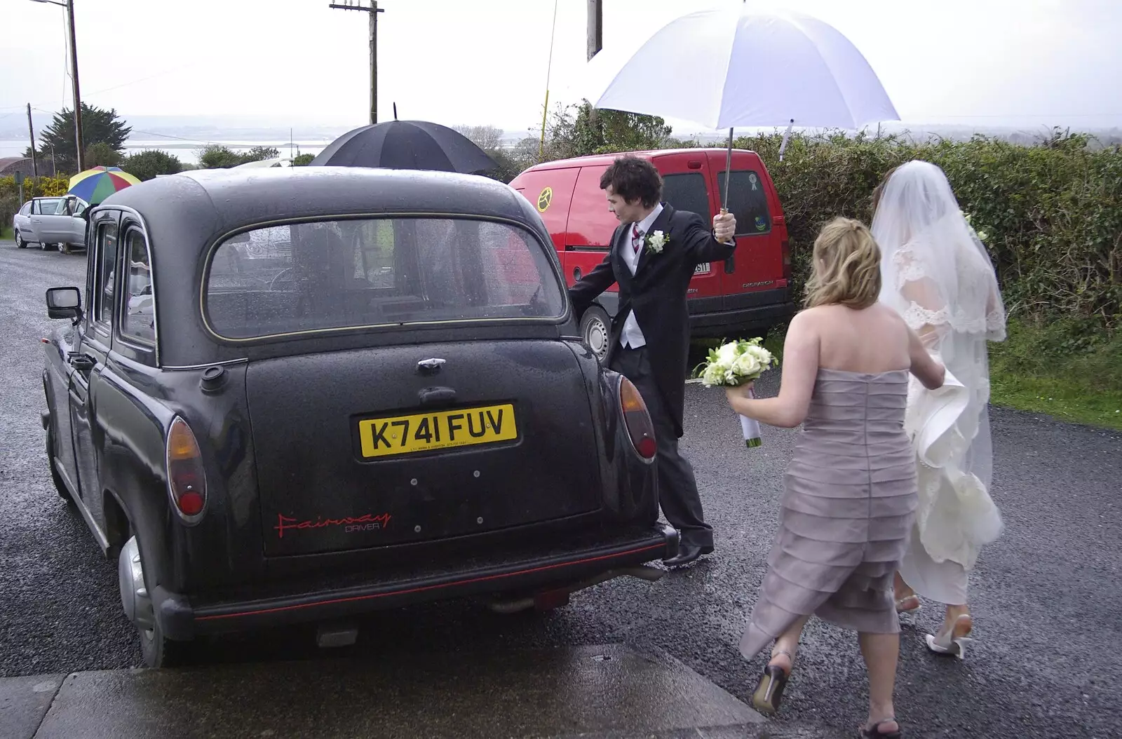 The couple get into a British taxi, from Paul and Jenny's Wedding, Tralee, County Kerry, Ireland - 3rd May 2008