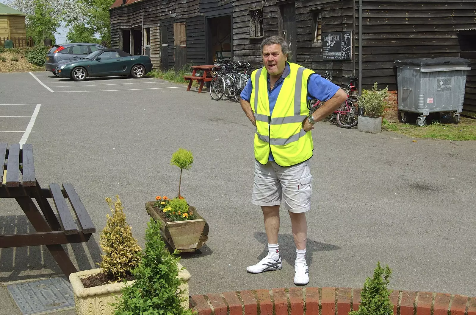 Alan models his legs, from The BSCC Weekend Away, Thaxted, Essex - 10th May 2008