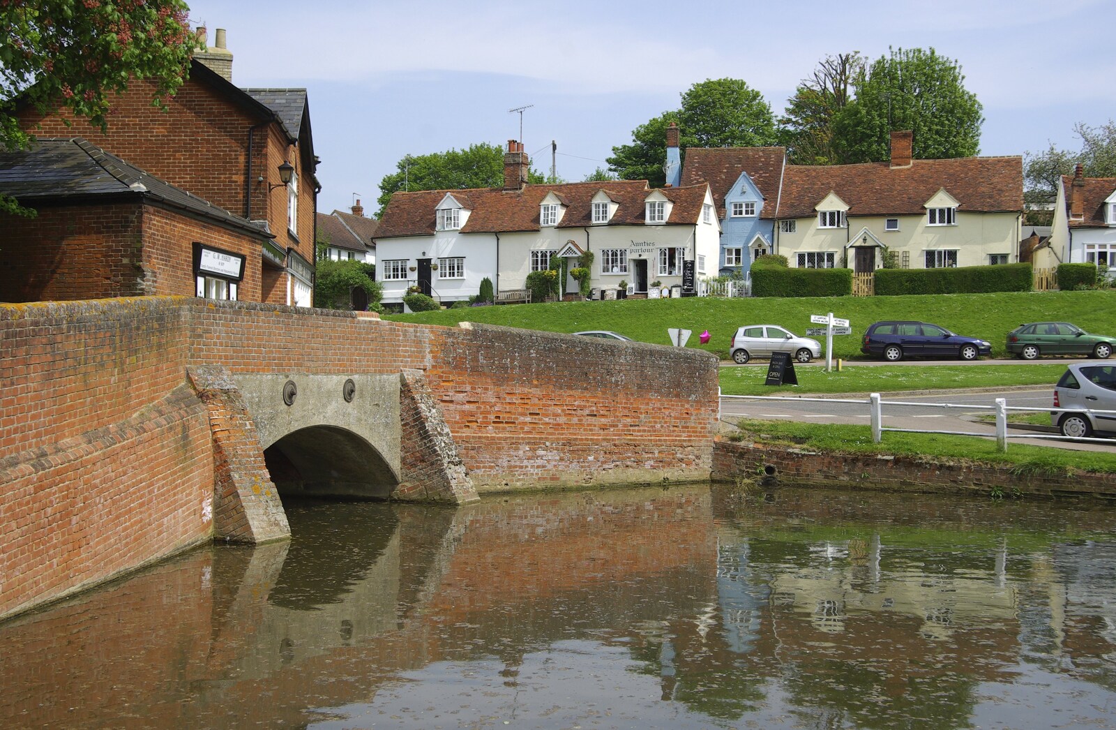 The BSCC Weekend Away, Thaxted, Essex - 10th May 2008: Red-brick bridge and pond, Finchingfield
