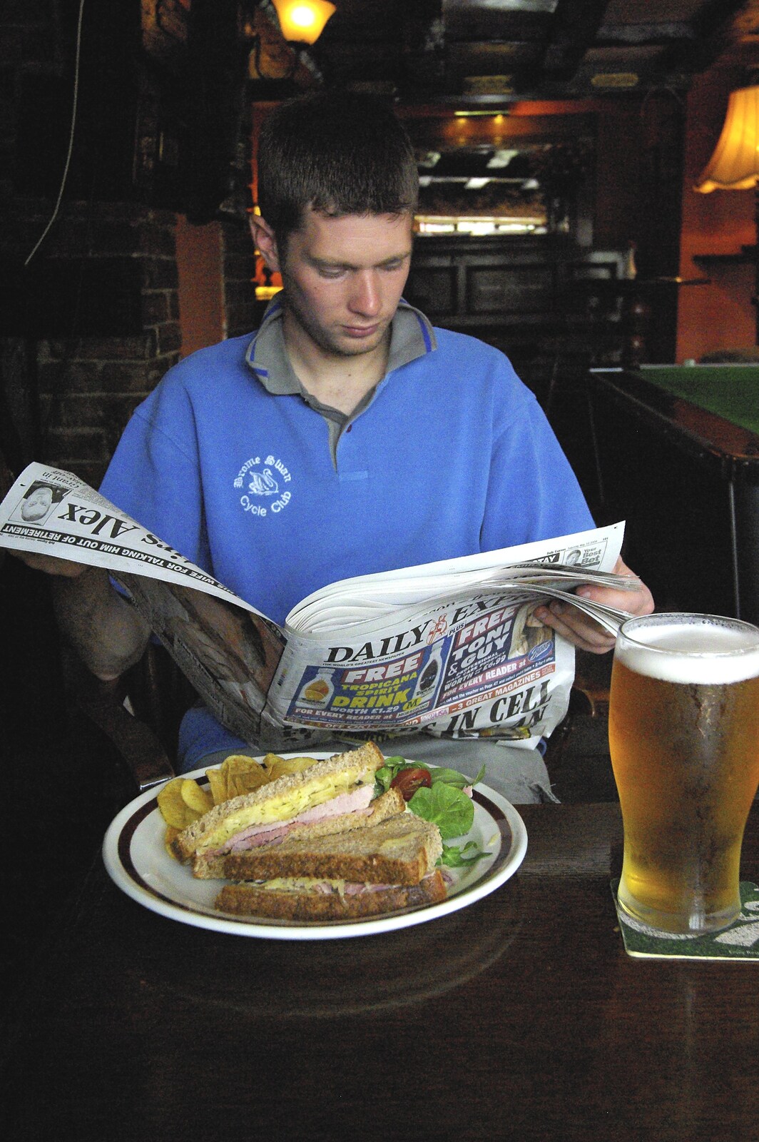 The BSCC Weekend Away, Thaxted, Essex - 10th May 2008: The Boy Phil reads the paper