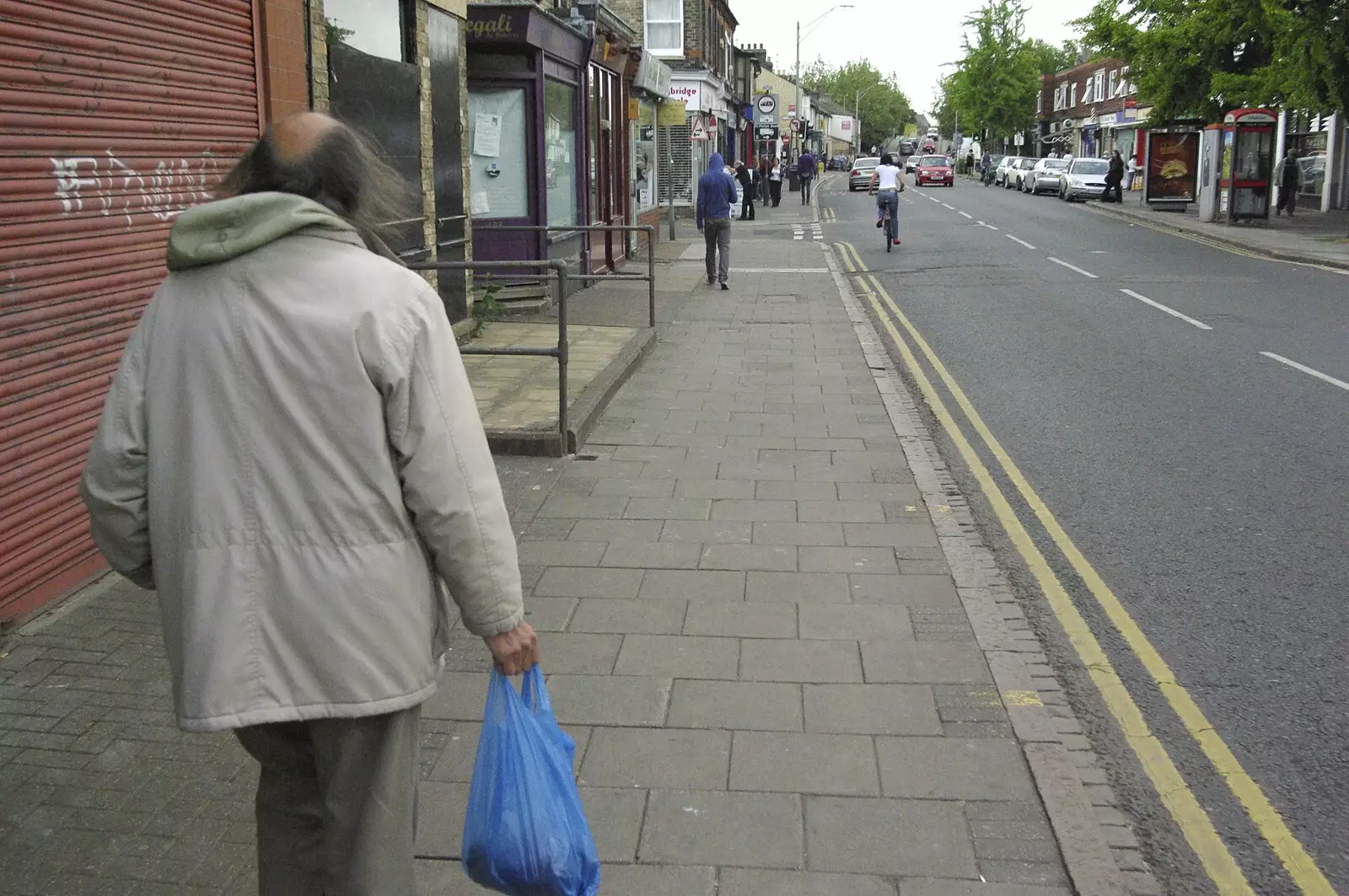 A dude with a bag shuffles up Mill Road, from Cambridge and Hoxne Beer Festivals, and Mill Road Dereliction - 26th May 2008