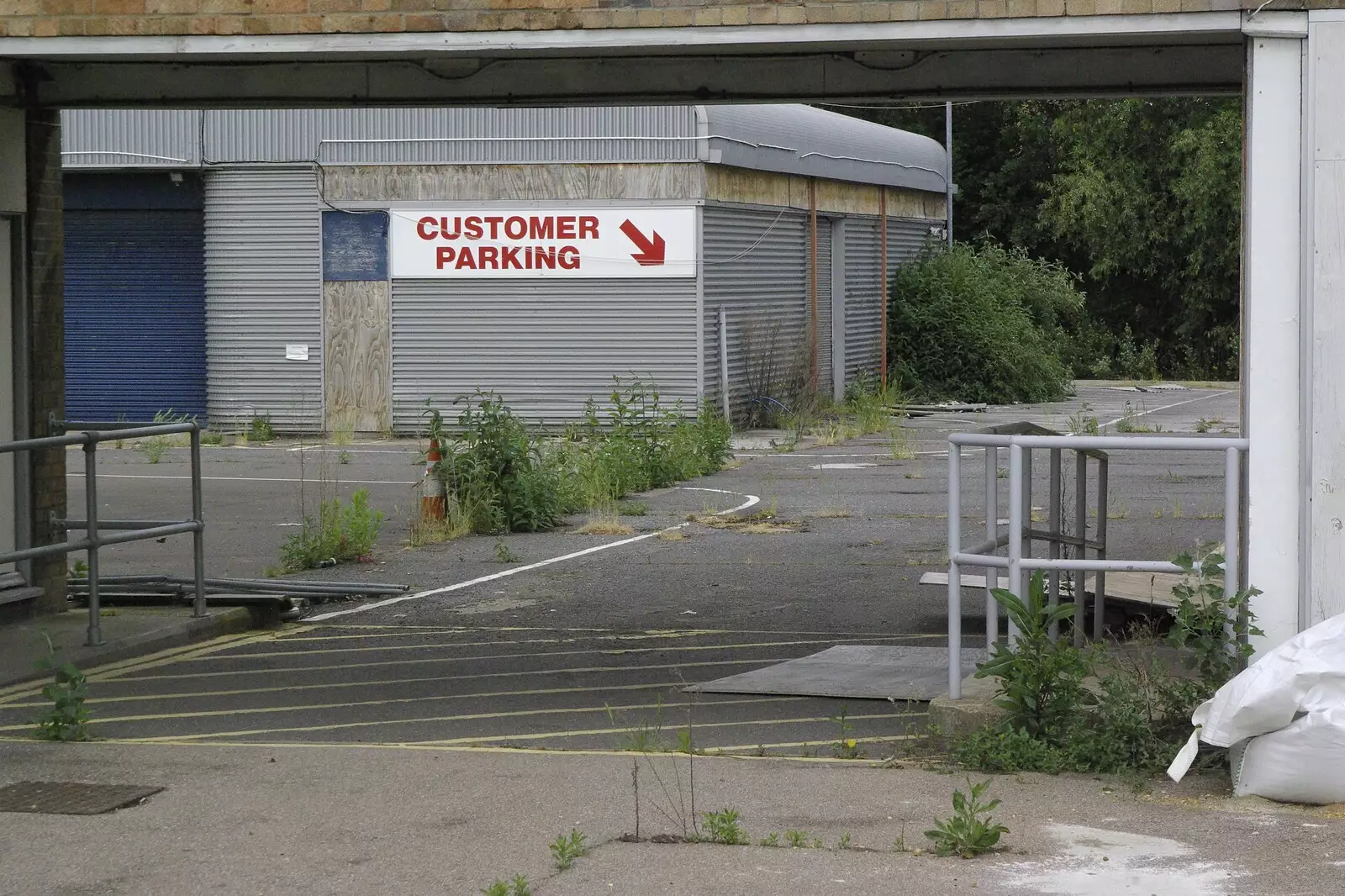 Customer Parking at the derelict site, from Cambridge and Hoxne Beer Festivals, and Mill Road Dereliction - 26th May 2008