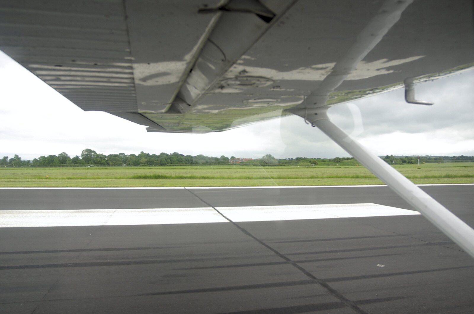 Nosher Flies a Plane, Cambridge Airport, Cambridge - 28th May 2008: The Cessna rolls up Cambridge Airport's runway