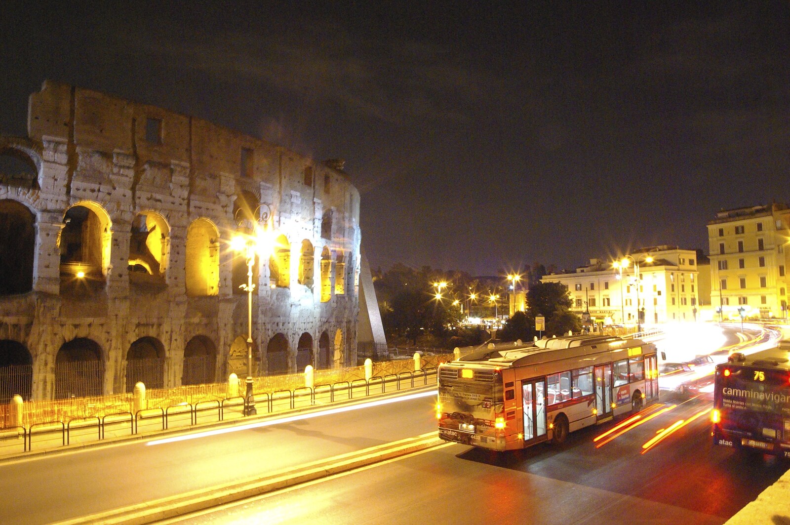 Il Colosseo, and a couple of buses from A Sojourn in The Eternal City, Rome, Italy - 22nd July 2008