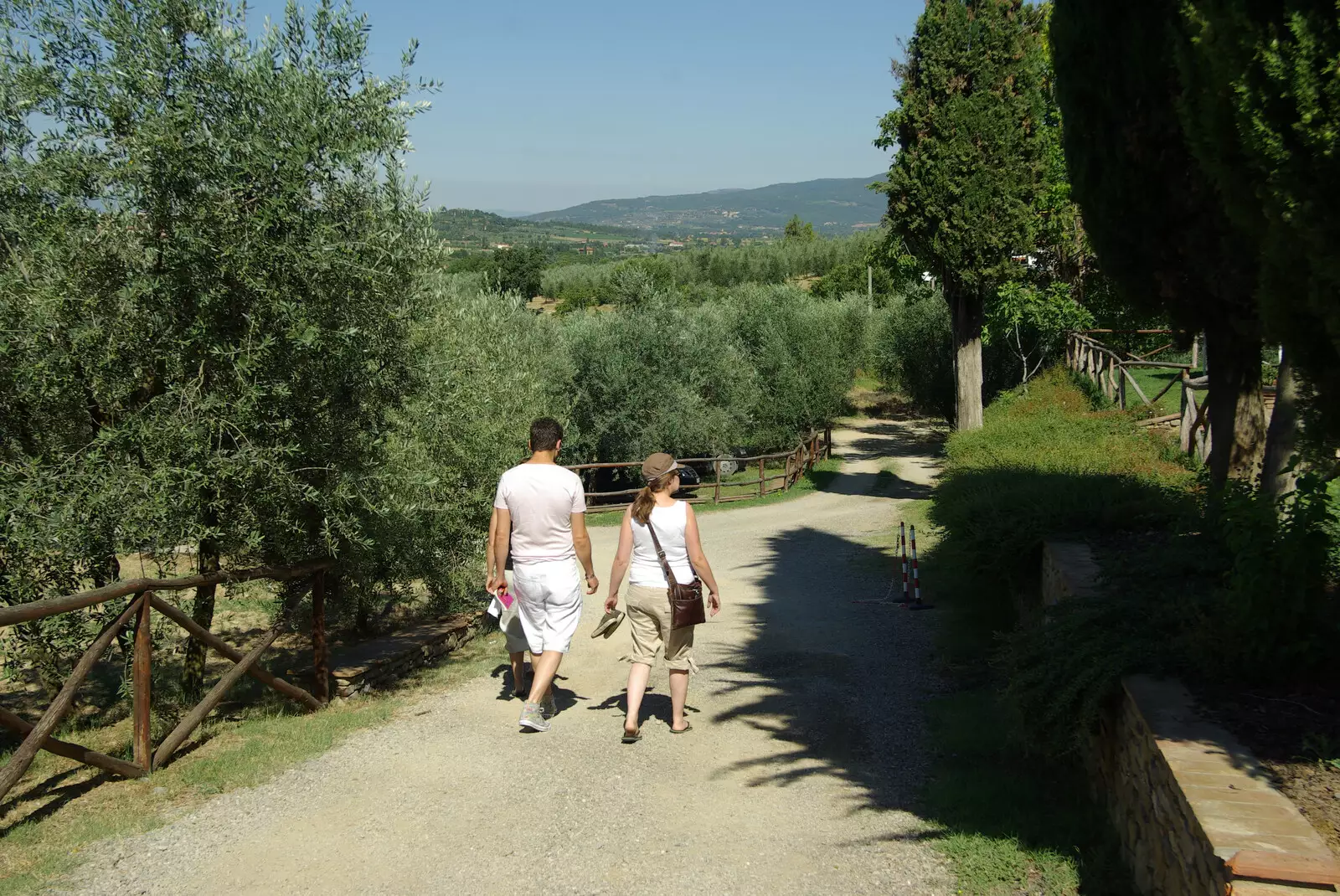 Pieter and Isobel wander off down the lane, from Tenuta Il Palazzo in Arezzo, Tuscany, Italy - 22nd July 2008