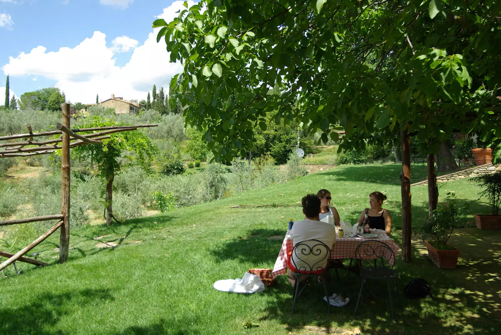 We hang out by the picnic table, from Tenuta Il Palazzo in Arezzo, Tuscany, Italy - 22nd July 2008