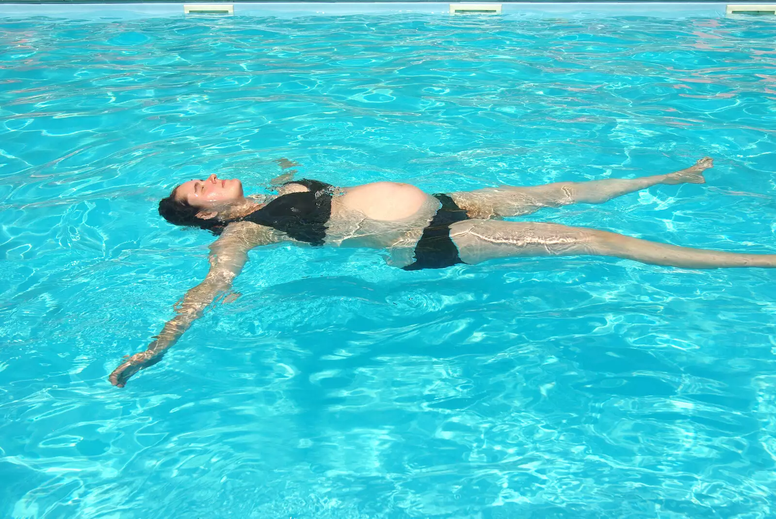 Isobel floats around and shows off 'the bump', from Tenuta Il Palazzo in Arezzo, Tuscany, Italy - 22nd July 2008