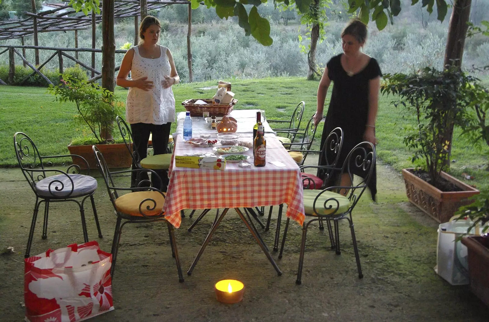 Isobel and Laura help set up, from Tenuta Il Palazzo in Arezzo, Tuscany, Italy - 22nd July 2008