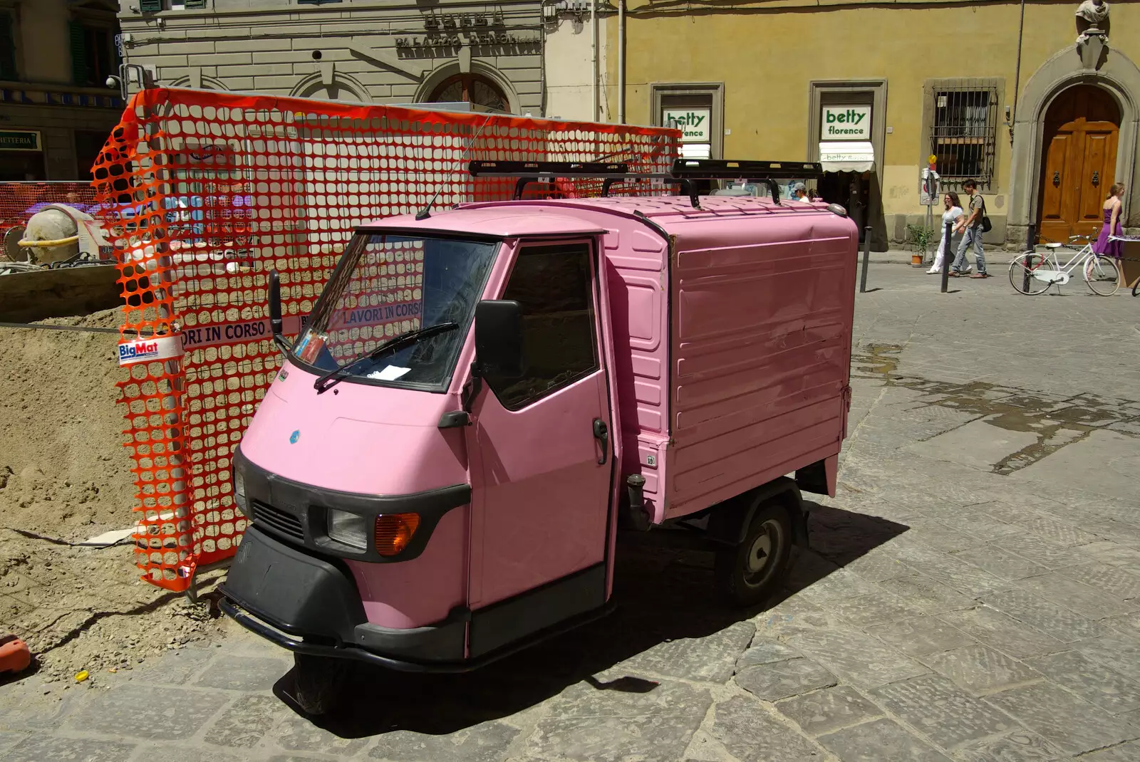 Pieter spots a cute pink three-wheeler van, from A Day Trip to Firenze, Tuscany, Italy - 24th July 2008