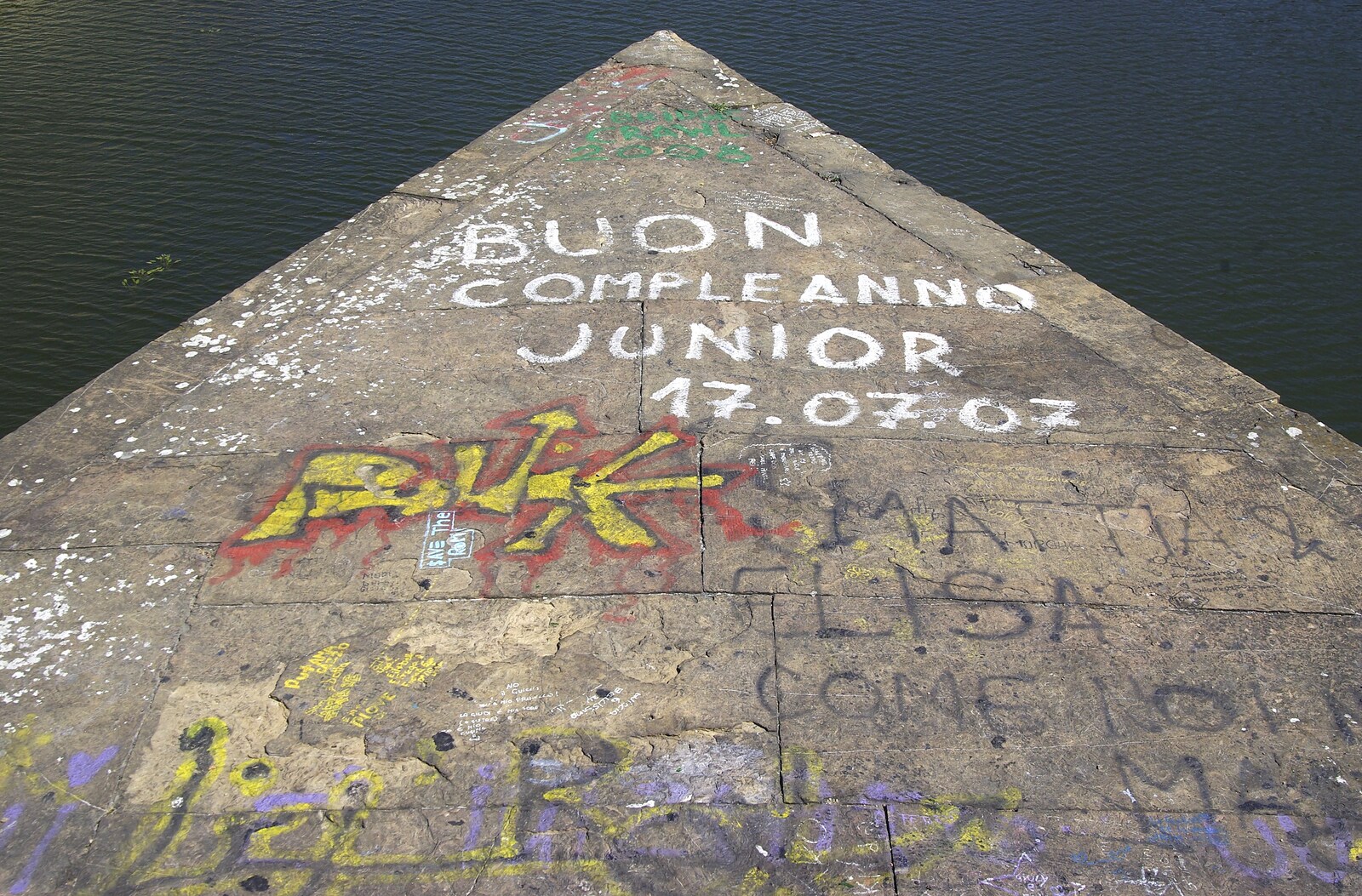 Graffiti on a bridge pontoon from A Day Trip to Firenze, Tuscany, Italy - 24th July 2008