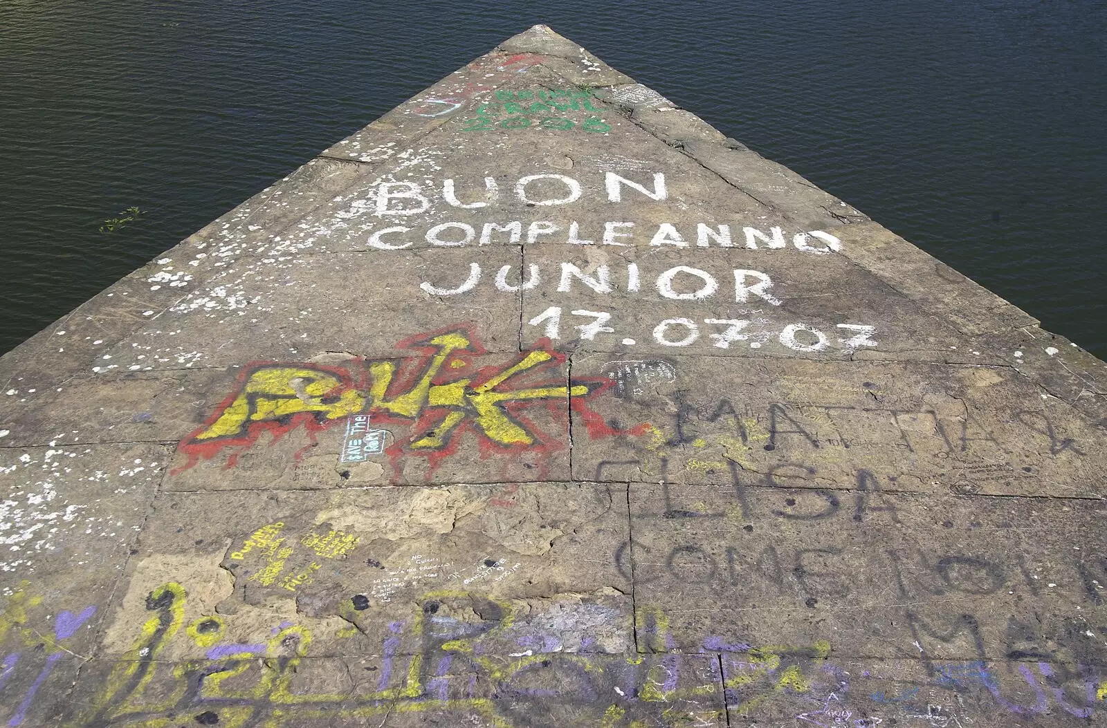 Graffiti on a bridge pontoon, from A Day Trip to Firenze, Tuscany, Italy - 24th July 2008