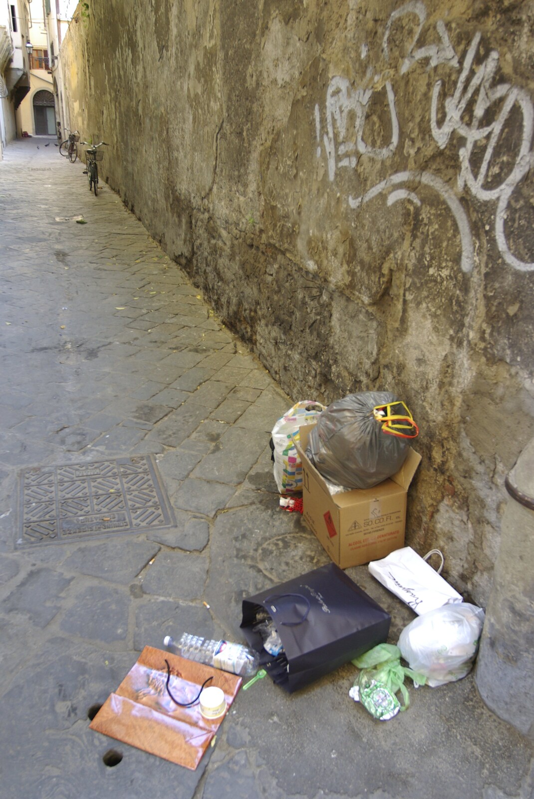 A Day Trip to Firenze, Tuscany, Italy - 24th July 2008: Discarded detritus