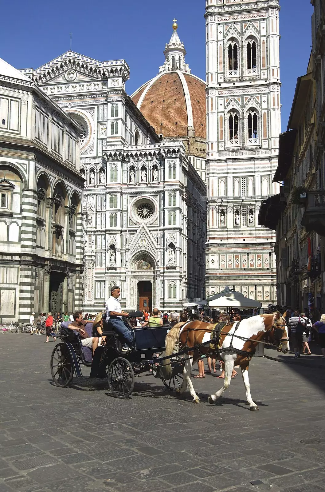 The horse and trap by the cathedral, from A Day Trip to Firenze, Tuscany, Italy - 24th July 2008