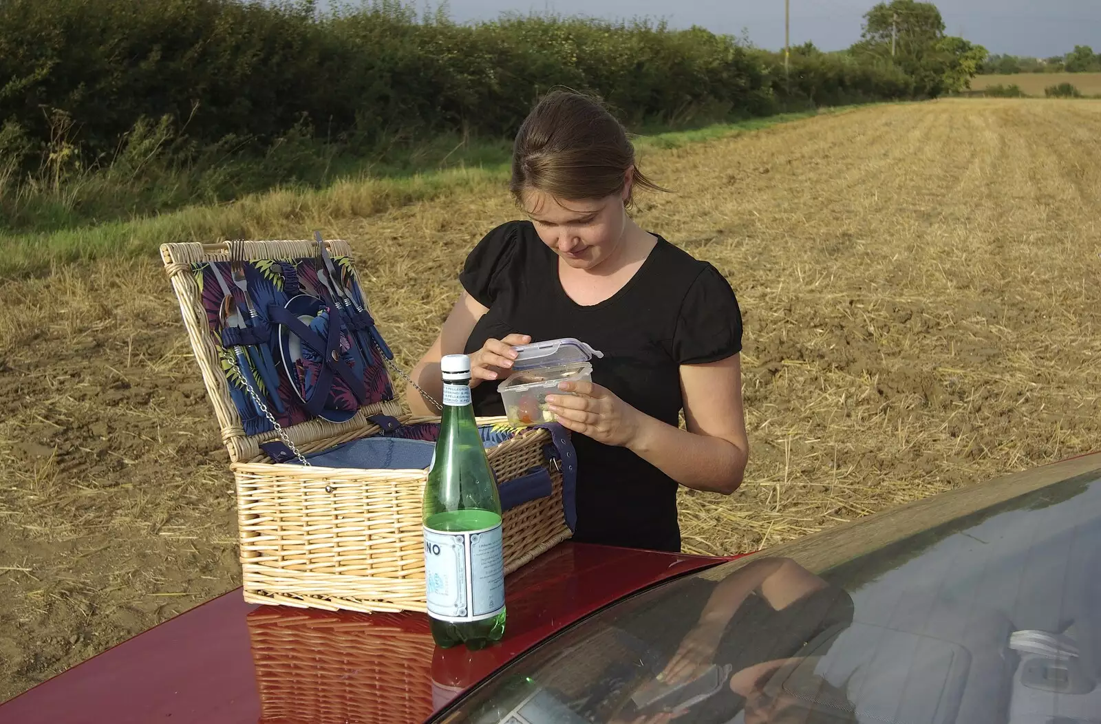 We eat a random picnic on the boot of the car, from Sam and Daisy at The Cherry Tree, and Sis and Matt Visit, Suffolk - 14th September 2008