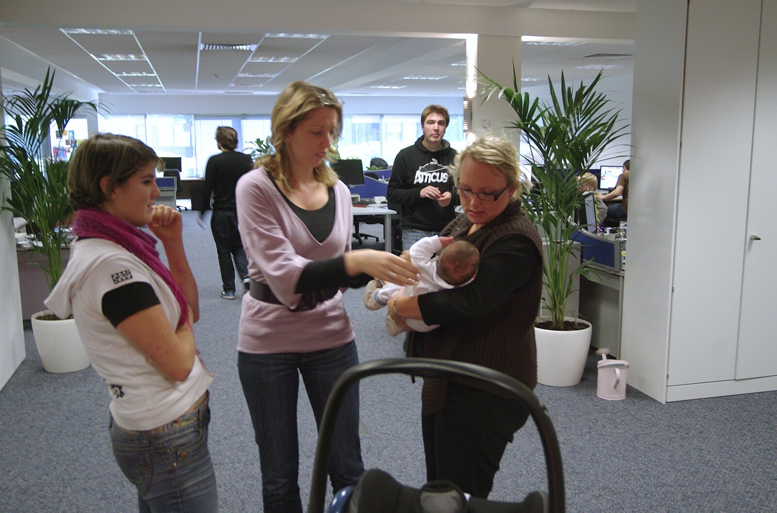 Fred's Further Adventures, Ward Road, Cambridge - 10th October 2008: In Taptu's offices, Rosie, Lindsey and Michelle have a go