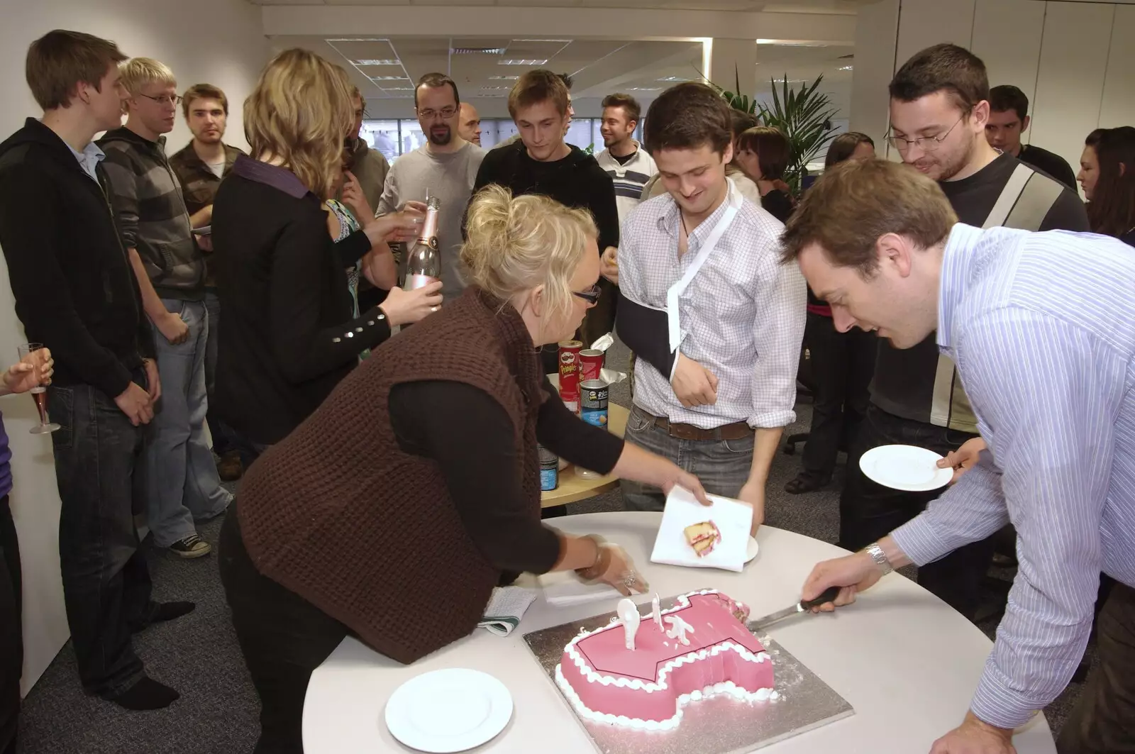 Stef continues to slice the cake up, from Taptu's First Birthday and Nursery Decorating, Cambridge and Suffolk- 19th October 2008