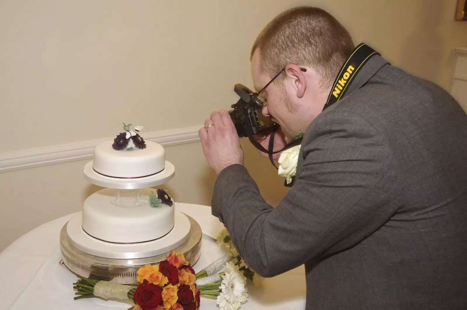 Matt takes a photo of the cake, from Matt and Emma's Wedding, Quendon, Essex - 7th November 2008