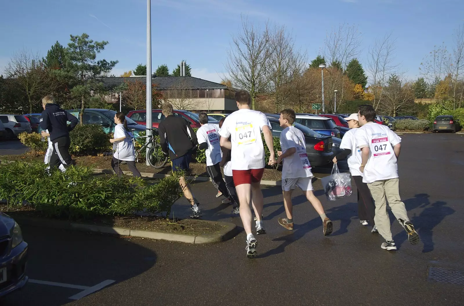 There's a quick sprint across the car park, from The Cambridge Fun Run, Milton Road, Cambridge - 14th November 2008