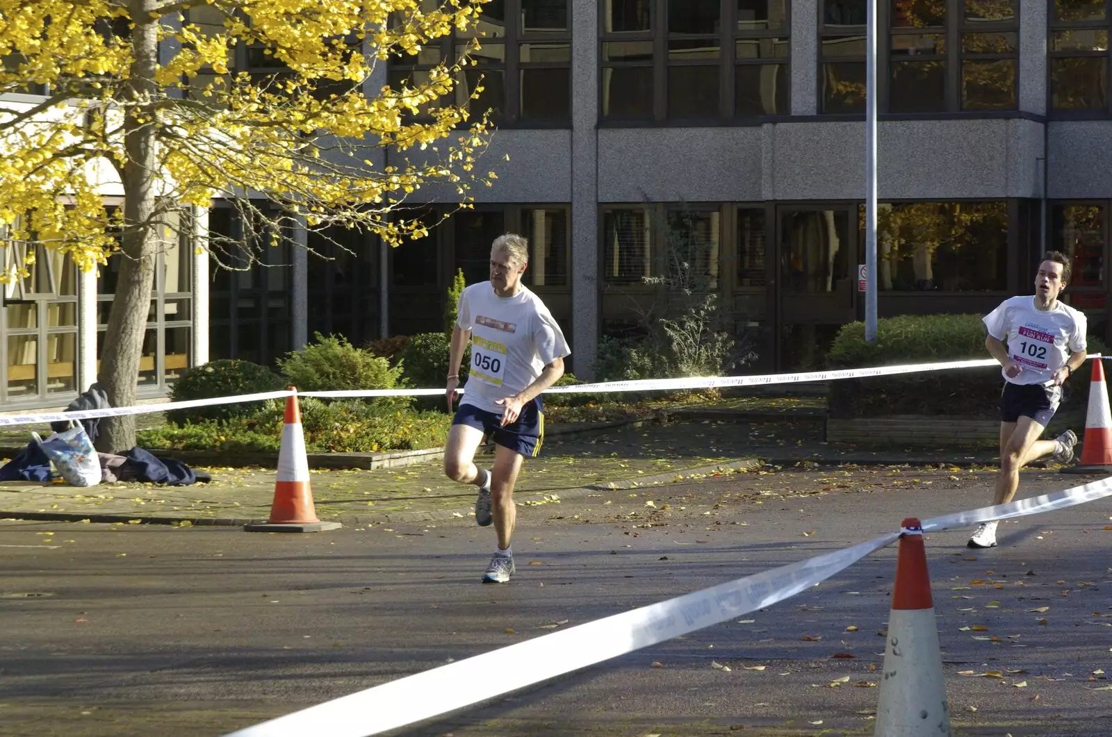 Steve comes in from his run - just over 6 minutes, from The Cambridge Fun Run, Milton Road, Cambridge - 14th November 2008