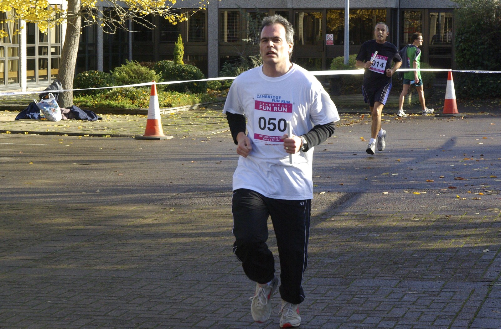 The Cambridge Fun Run, Milton Road, Cambridge - 14th November 2008: Another Team Taptu runner comes in