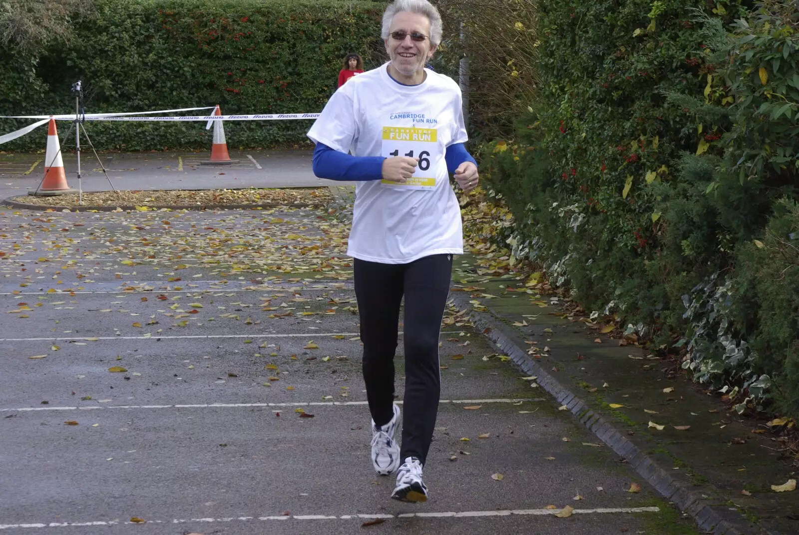 Cliff Dive completes his leg, from The Cambridge Fun Run, Milton Road, Cambridge - 14th November 2008