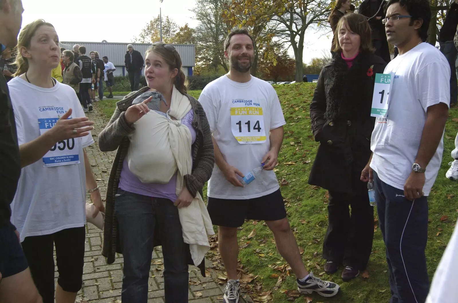 Isobel comes over to meet the runners, from The Cambridge Fun Run, Milton Road, Cambridge - 14th November 2008