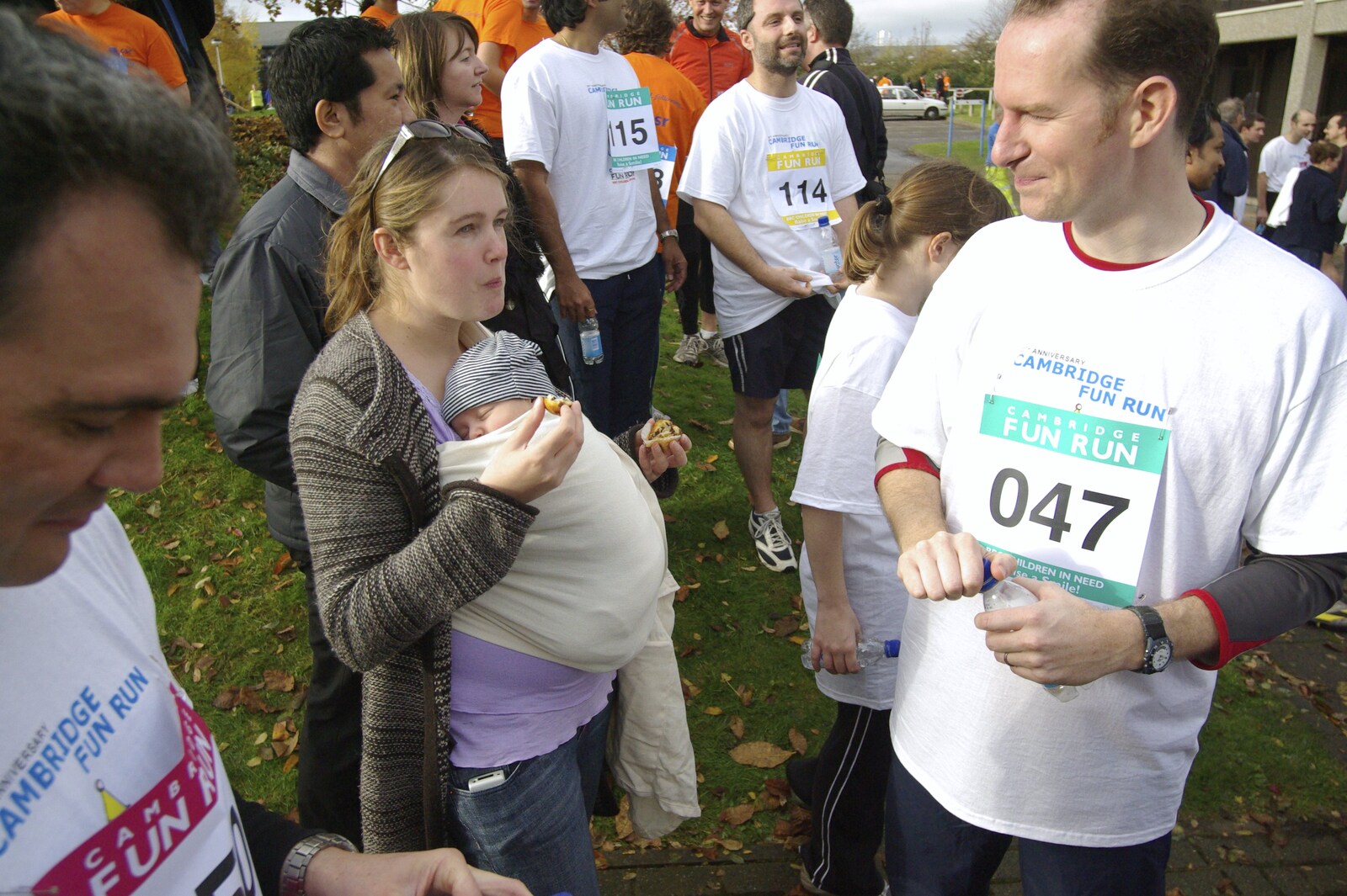 The Cambridge Fun Run, Milton Road, Cambridge - 14th November 2008: Isobel eats some muffin