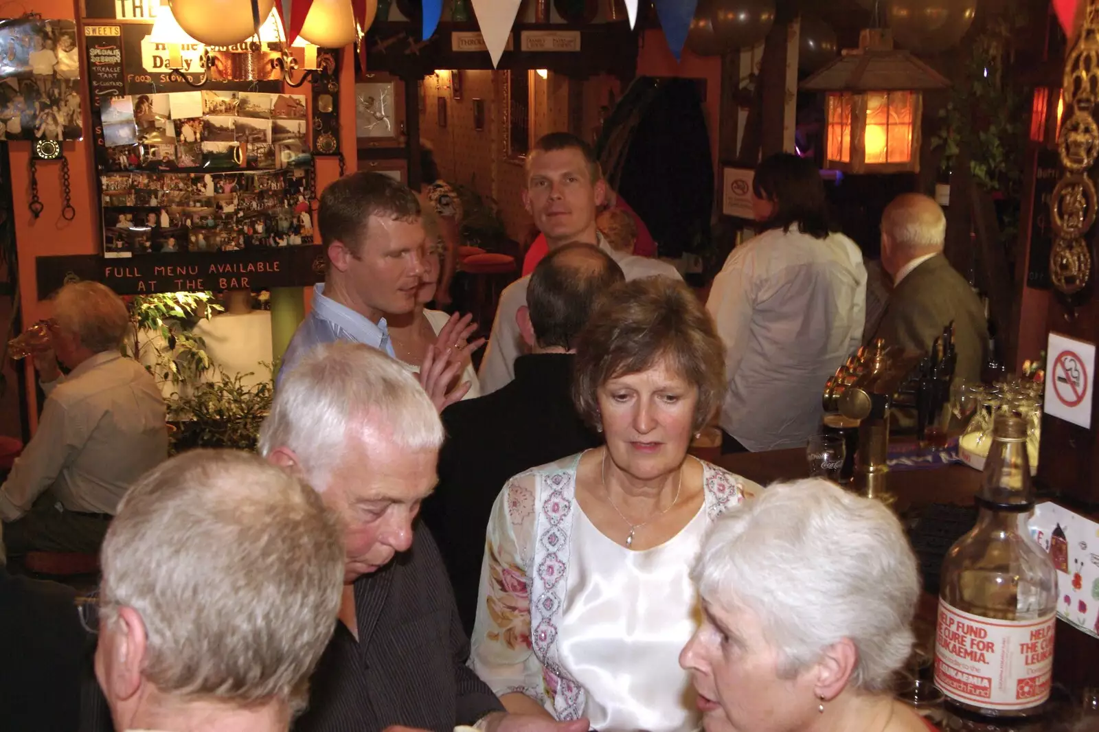 Andy looks over from the back, from The Swan Inn's 25th Anniversary, Brome, Suffolk - 14th November 2008