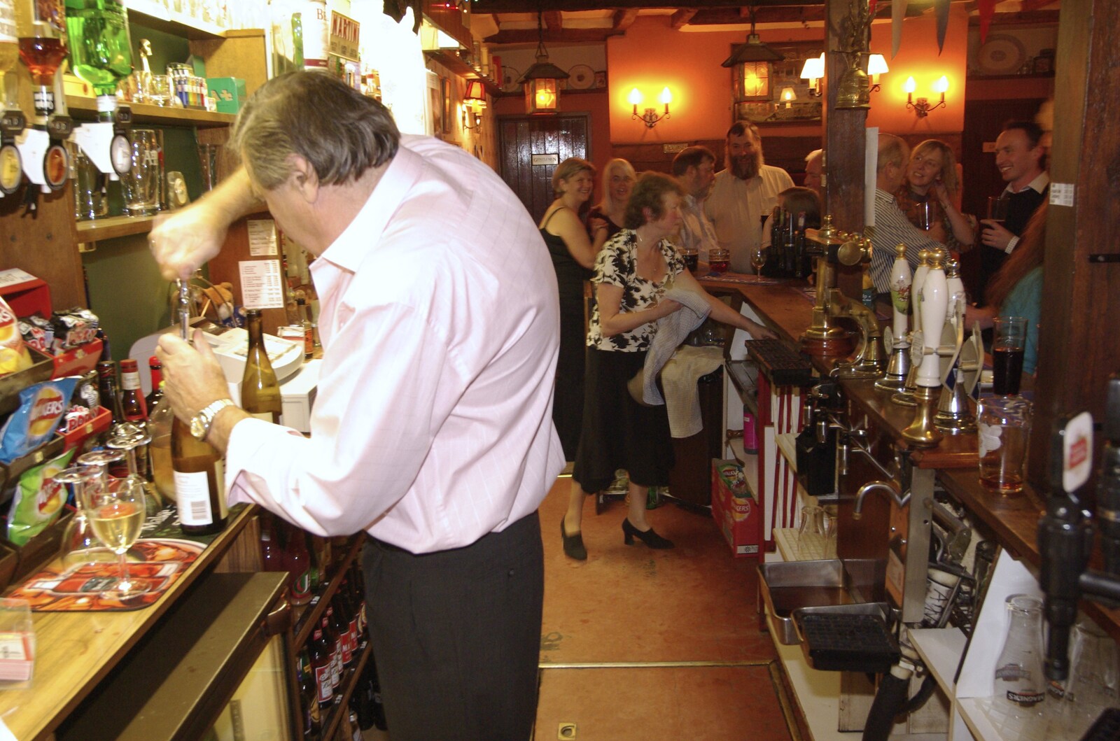 The Swan's 25th Anniversary, Brome, Suffolk - 14th November 2008: Alan behind the bar