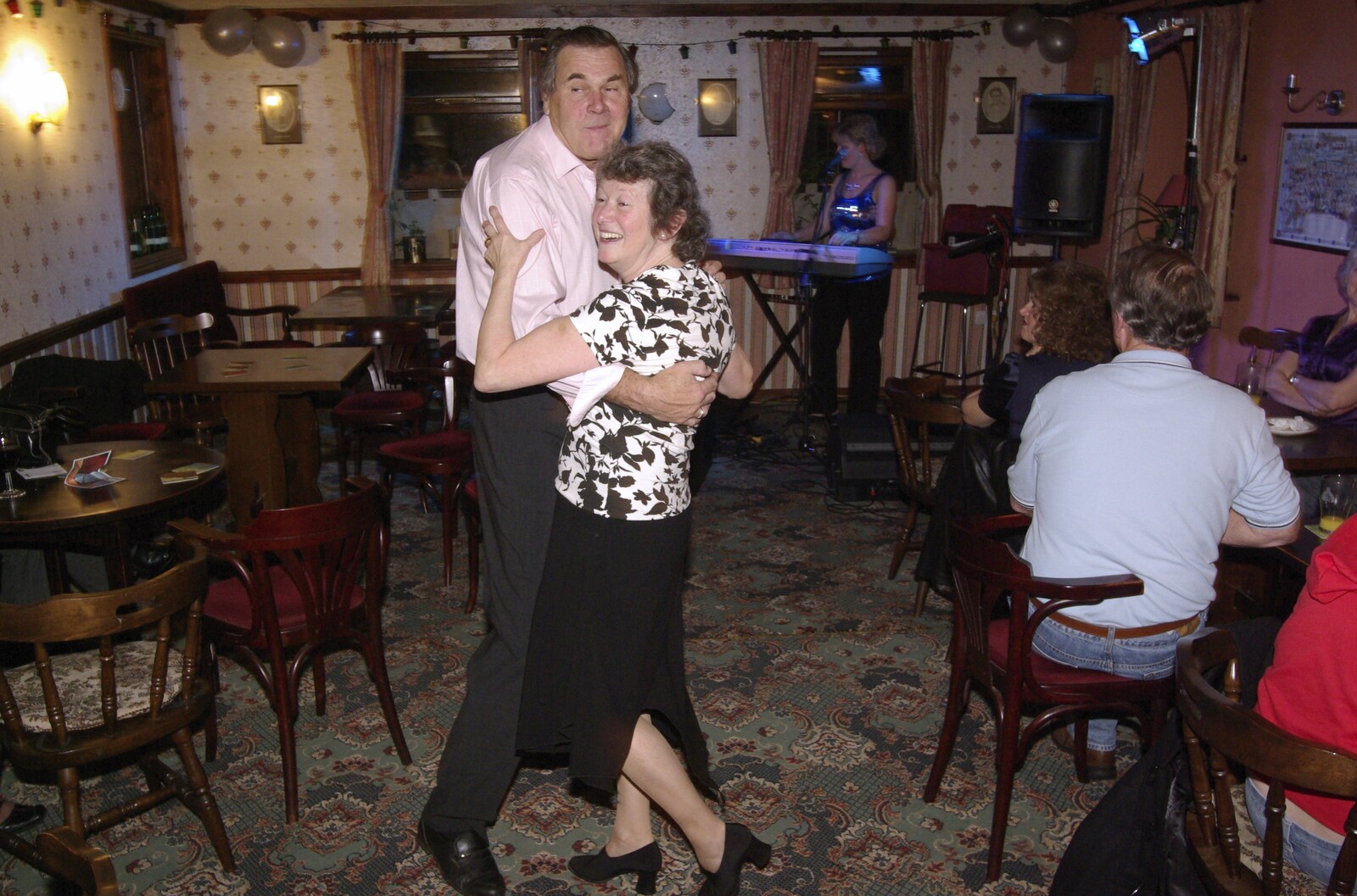 The Swan's 25th Anniversary, Brome, Suffolk - 14th November 2008: Sylvia and Alan have a dance