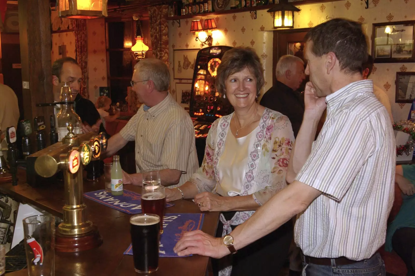 Jill chats to Apple at the bar, from The Swan Inn's 25th Anniversary, Brome, Suffolk - 14th November 2008