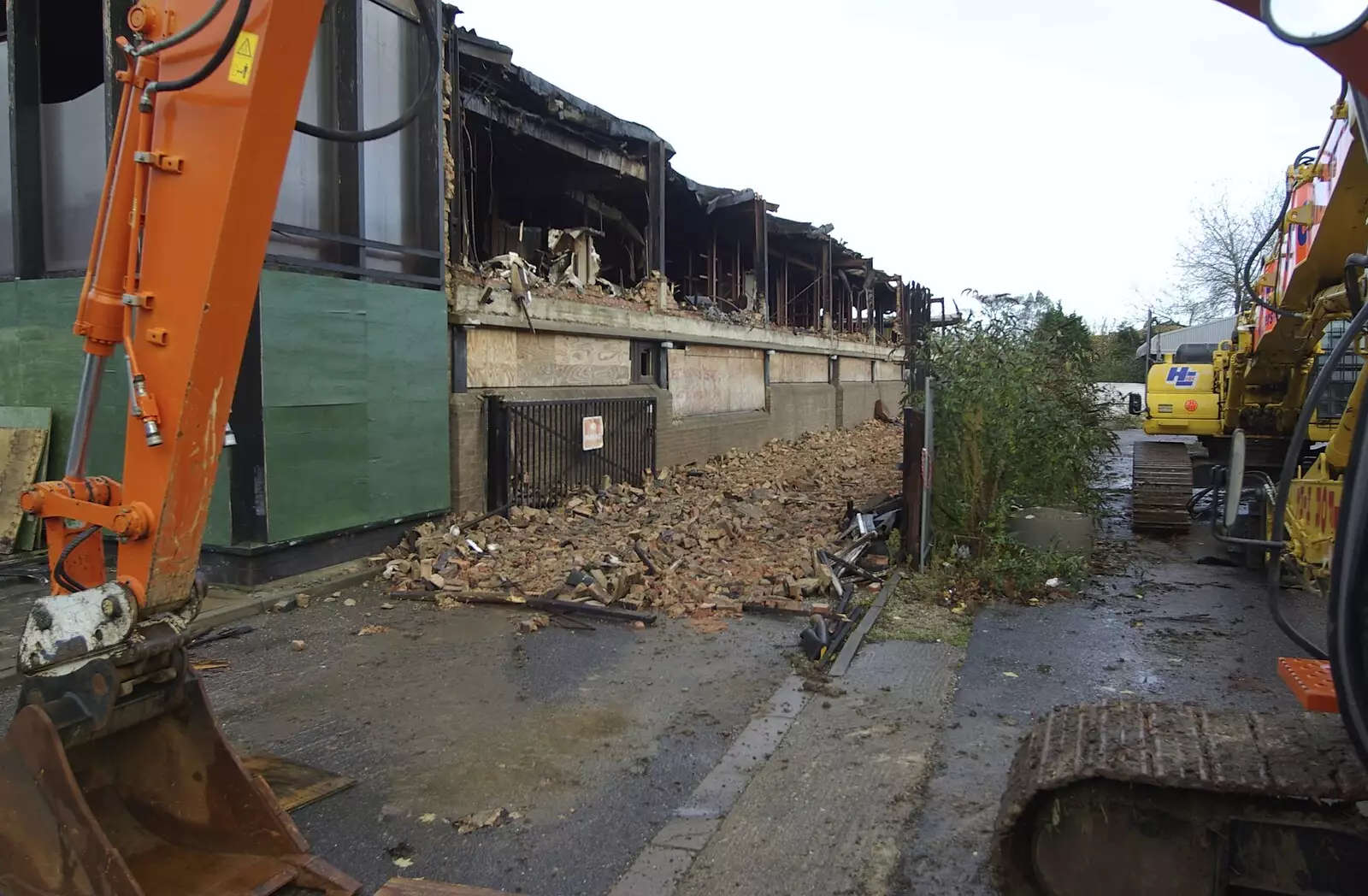 The wrecked building, framed in a digger's arm, from Hedwig Visits, and a Mill Road Fire, Brome and Cambridge - 20th November 2008