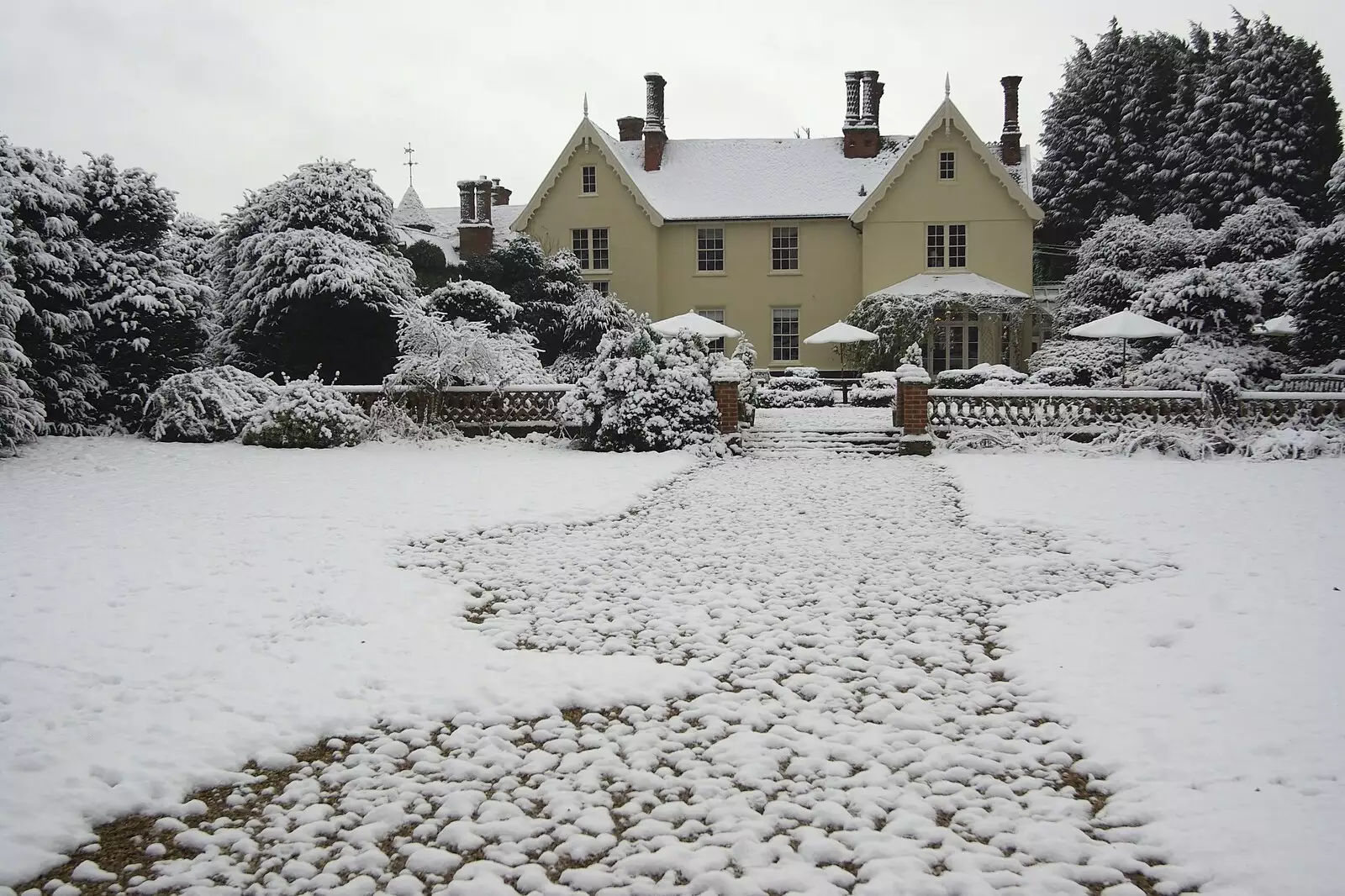 The Cornwallis Hotel, from Snow Days, Brome, Suffolk - 22nd November 2008