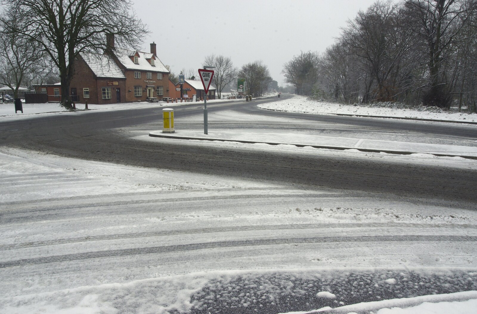 The junction to Eye and the B1077 from Snow Days, Brome, Suffolk - 22nd November 2008
