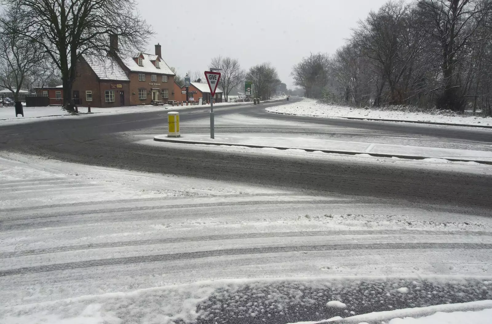 The junction to Eye and the B1077, from Snow Days, Brome, Suffolk - 22nd November 2008