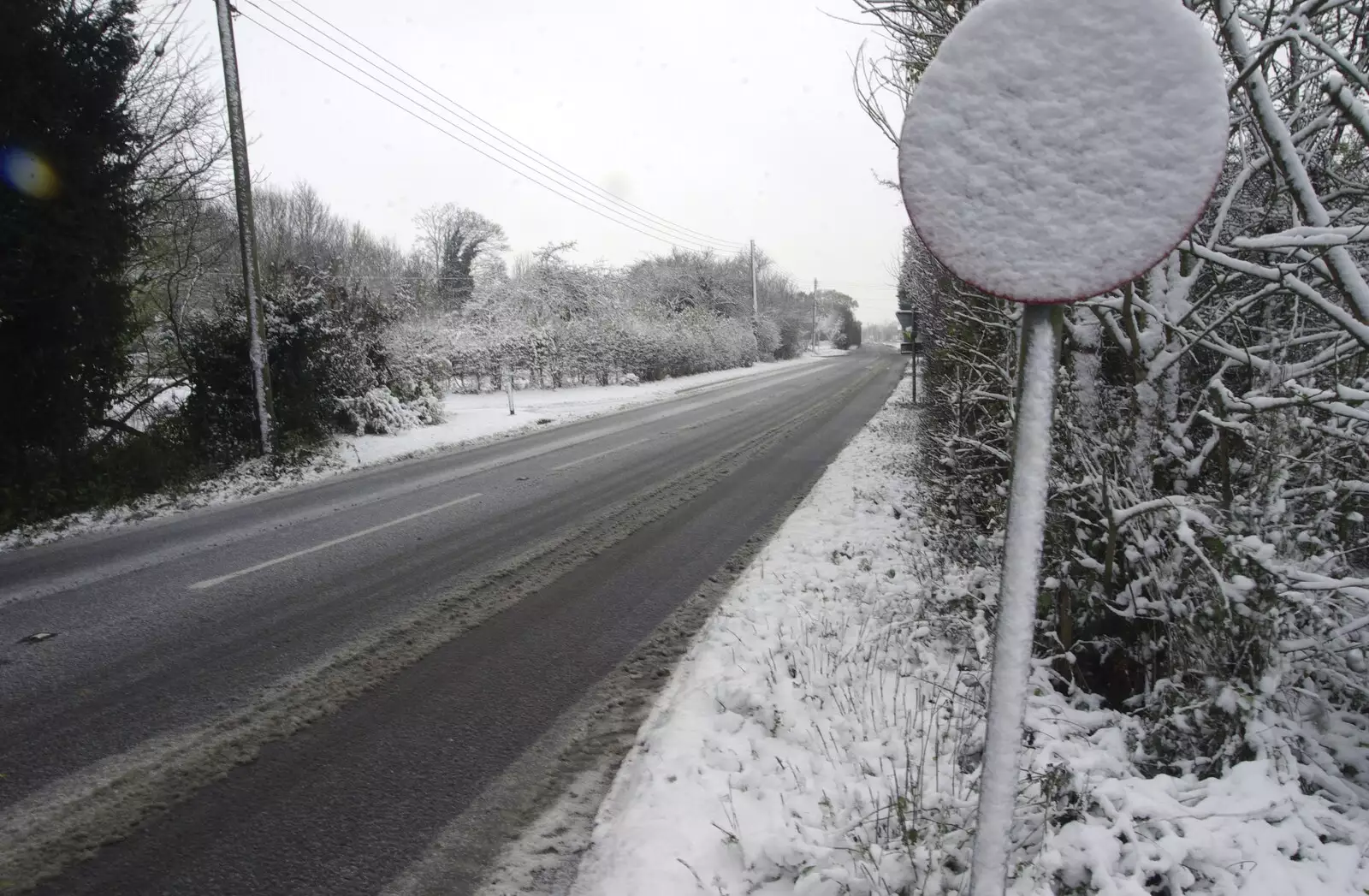 The B1077 to Eye, from Snow Days, Brome, Suffolk - 22nd November 2008